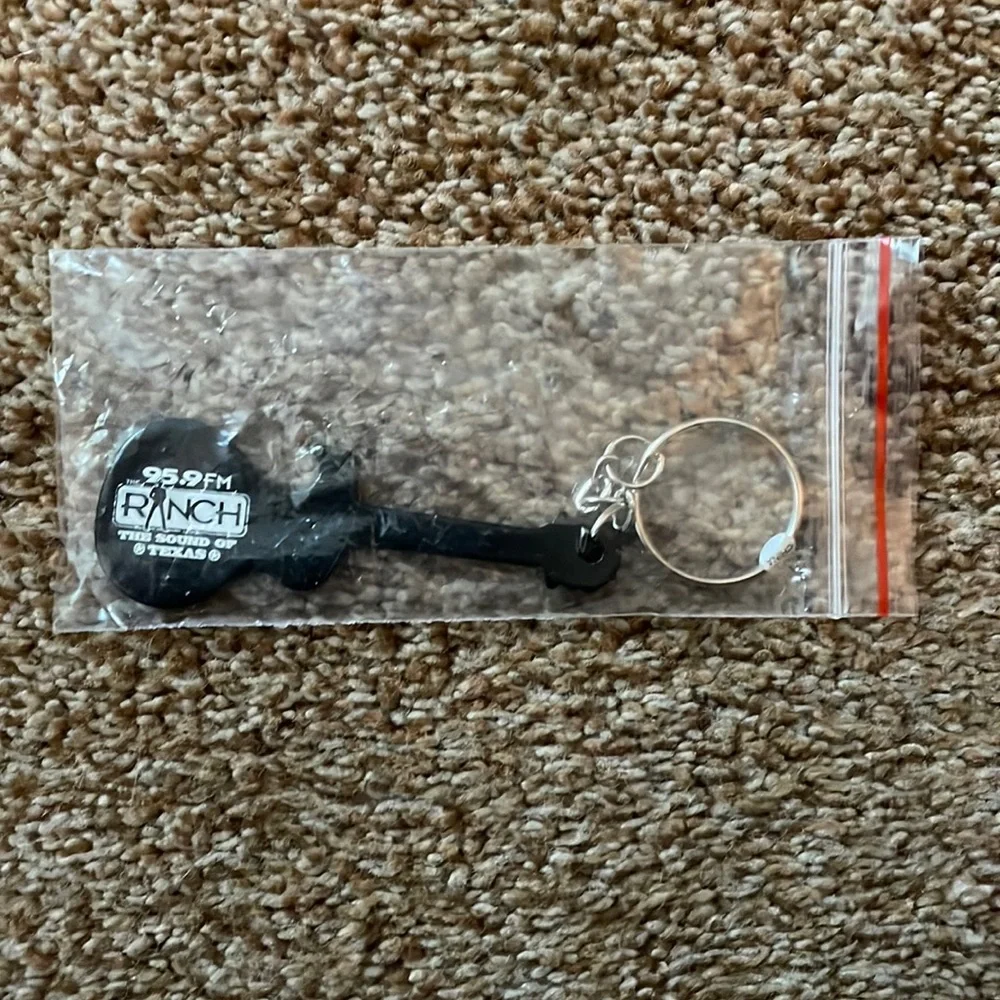 92.1 Hank FM radio station black guitar keychain